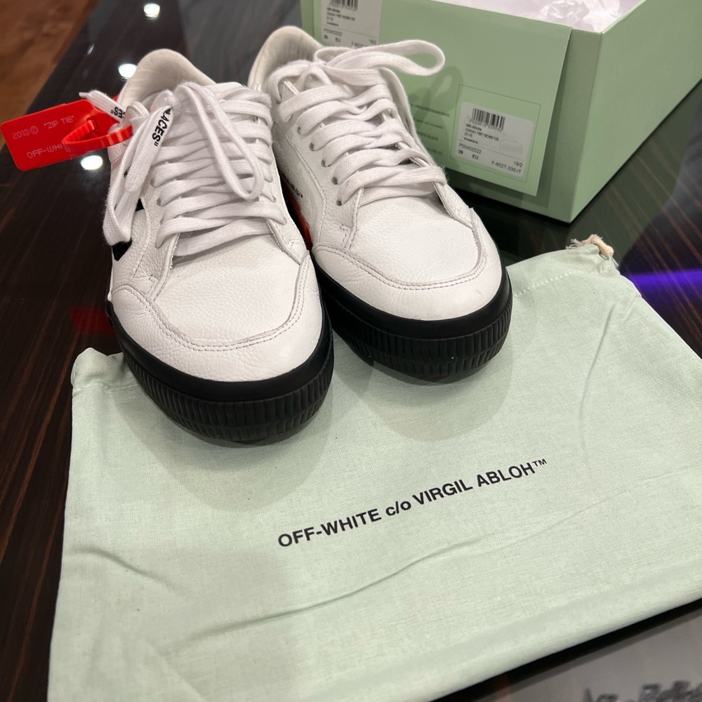 OFF WHITE ARROW LOW VULCANIZED SNEAKERS